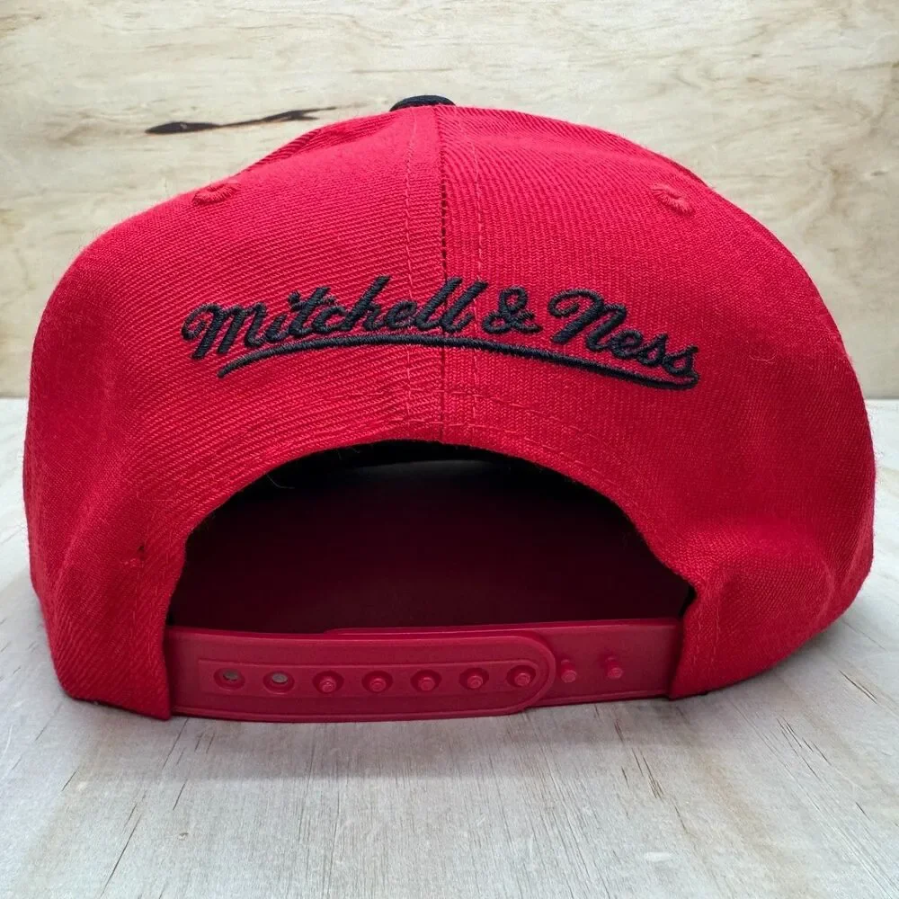 NEW Chicago Bulls Mitchell Ness Hardwood Classics Team Two-Tone 2.0 Snapback Hat